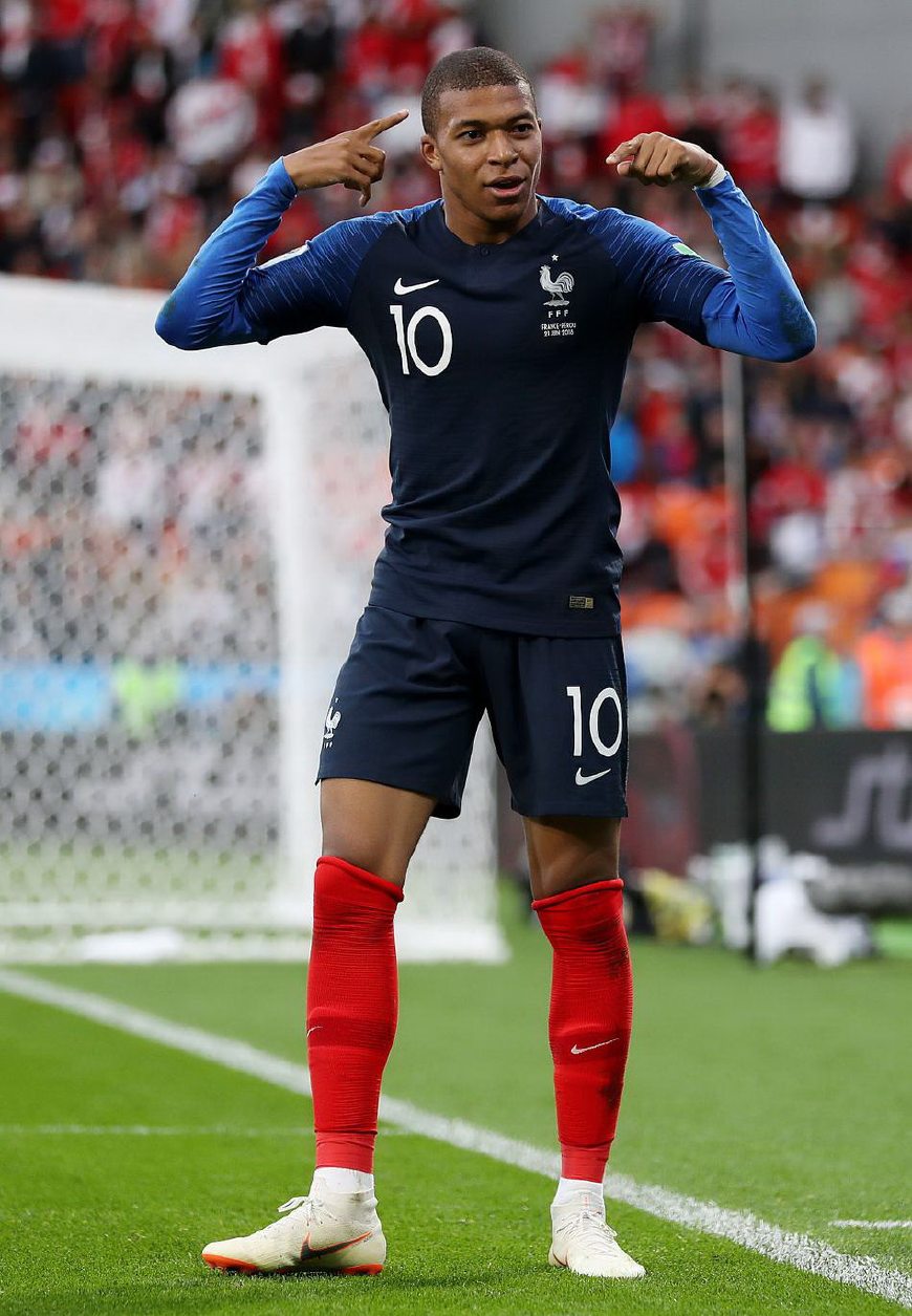 加比亚抱怨对手拖延时间，主裁：补时给了，你们想要15分钟吗（加比亚不满对手拖延，主裁回应：补时已给，还想要15分钟？）