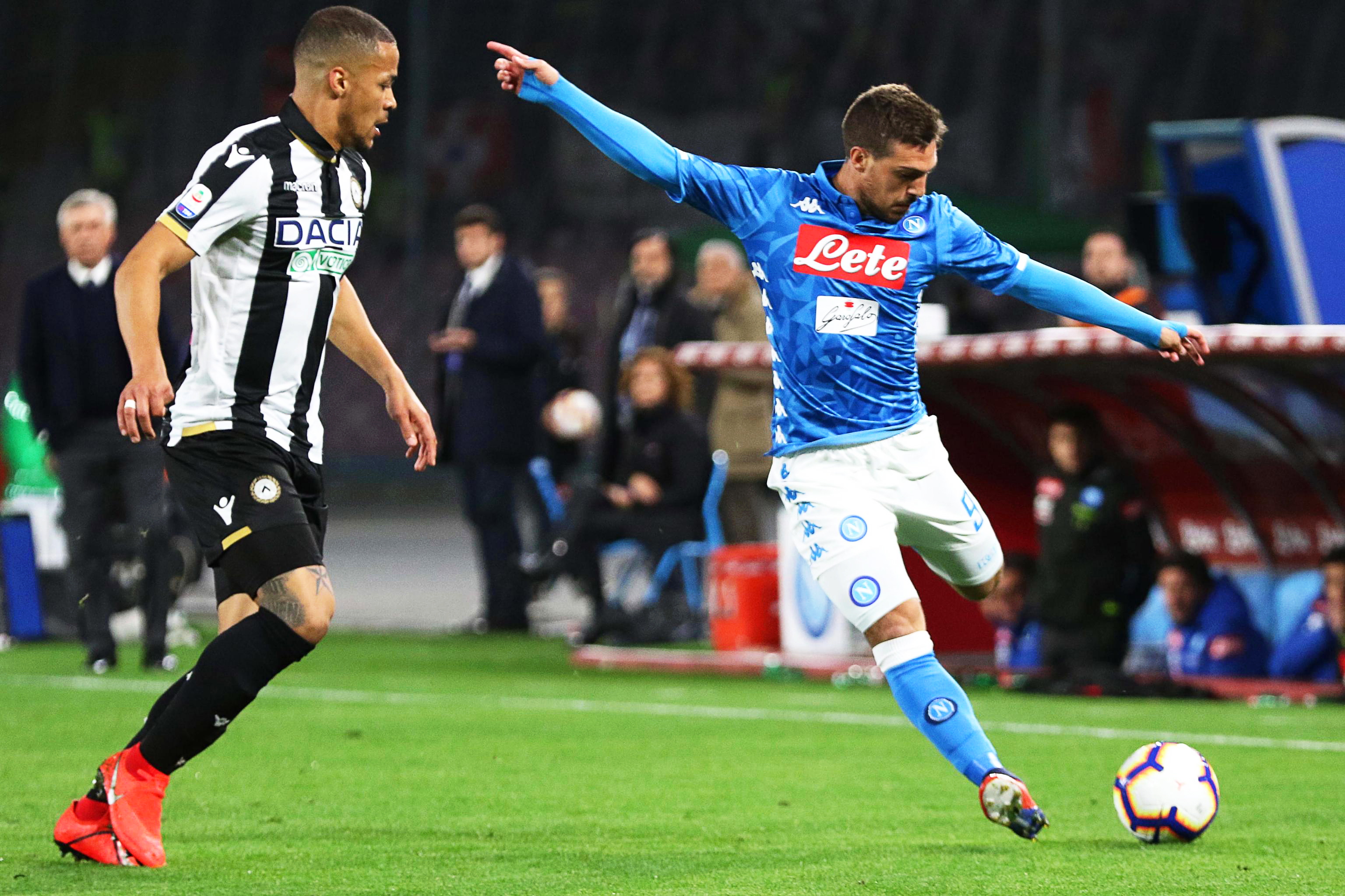 全北助教对主裁做出种族歧视动作遭到重罚。提前夺得...（全北助教因对主裁做出涉嫌种族歧视手势被严惩，球队提前夺得…）