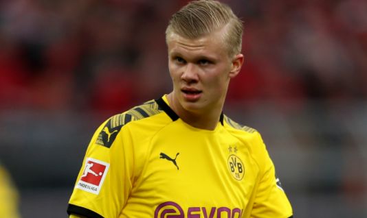 卡塔尔男足在小组赛中0-3爆冷负于突尼斯，遗憾出局，引发热议。（卡塔尔男足小组赛0比3不敌突尼斯遭淘汰，掀起热议）