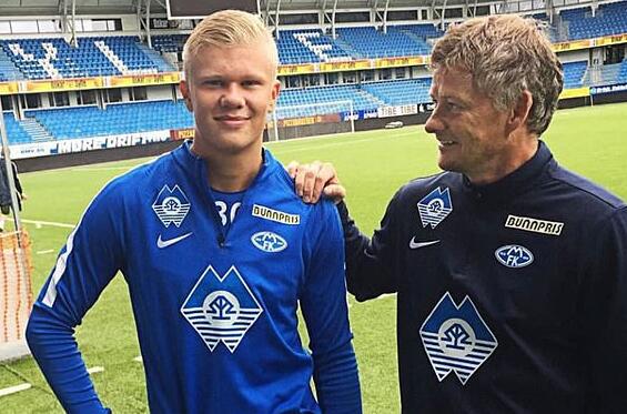 德媒：施洛特贝克在等待豪门，多特可能强硬应对拒绝低价出售（德媒：施洛特贝克静候豪门报价，多特态度强硬拒绝甩卖）