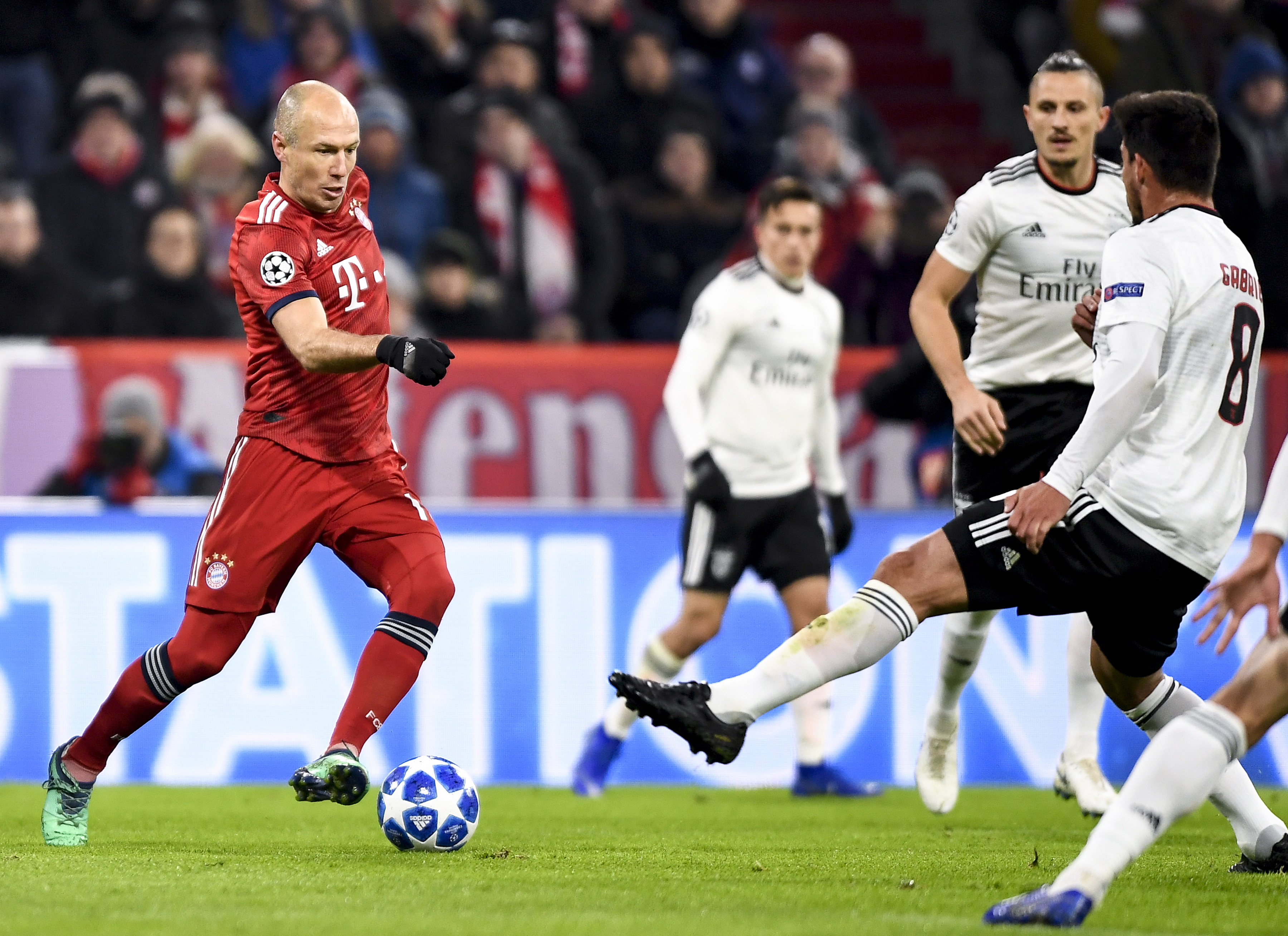 湖人逆转勇士詹姆斯狂砍34分（詹姆斯34分领衔湖人逆转击败勇士）