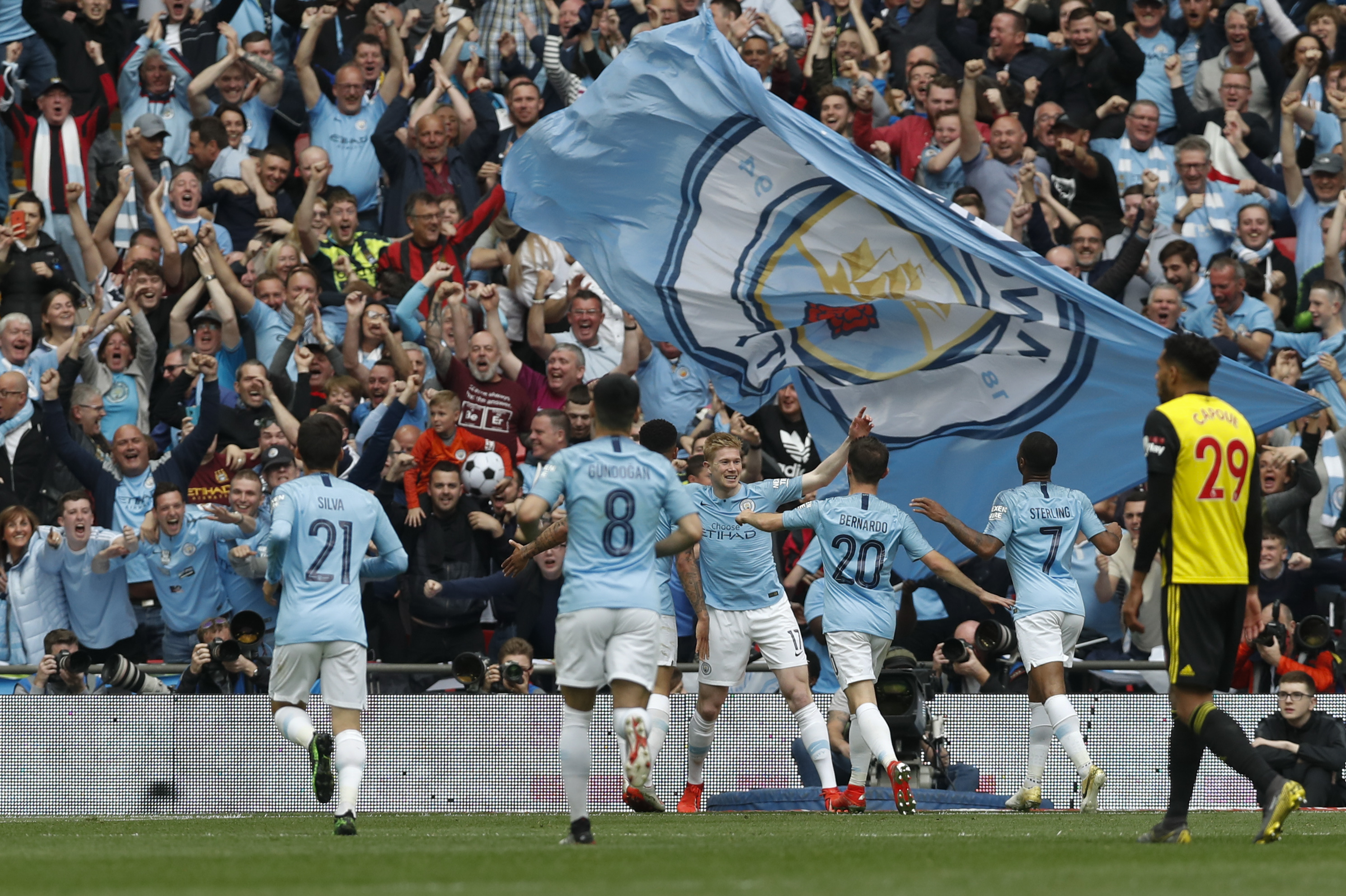 韩媒曝申裕斌总决赛将复出：膝伤未愈为世排带伤鏖战 盼冲击新纪录（韩媒称申裕斌将于总决赛复出：膝伤未愈仍为世界排名带伤拼战，力争再刷新纪录）