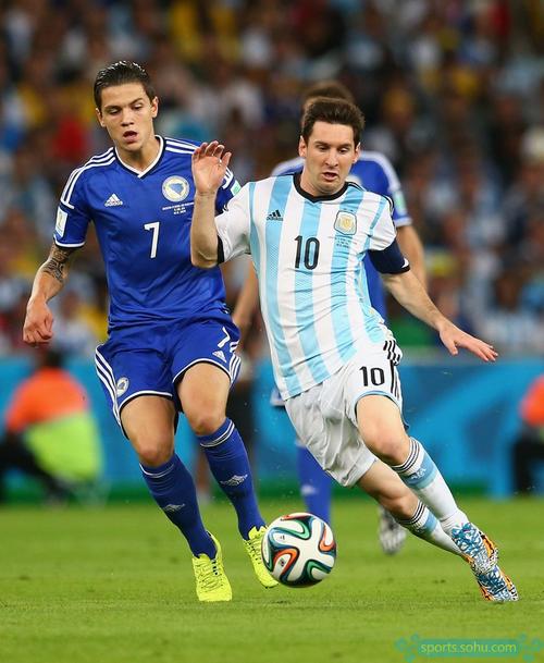 摄像机记录姆巴佩场上语言：向裁判索要解释、让贝林进行压迫（镜头捕捉姆巴佩场上交流：向裁判要解释，指挥贝林前场施压）