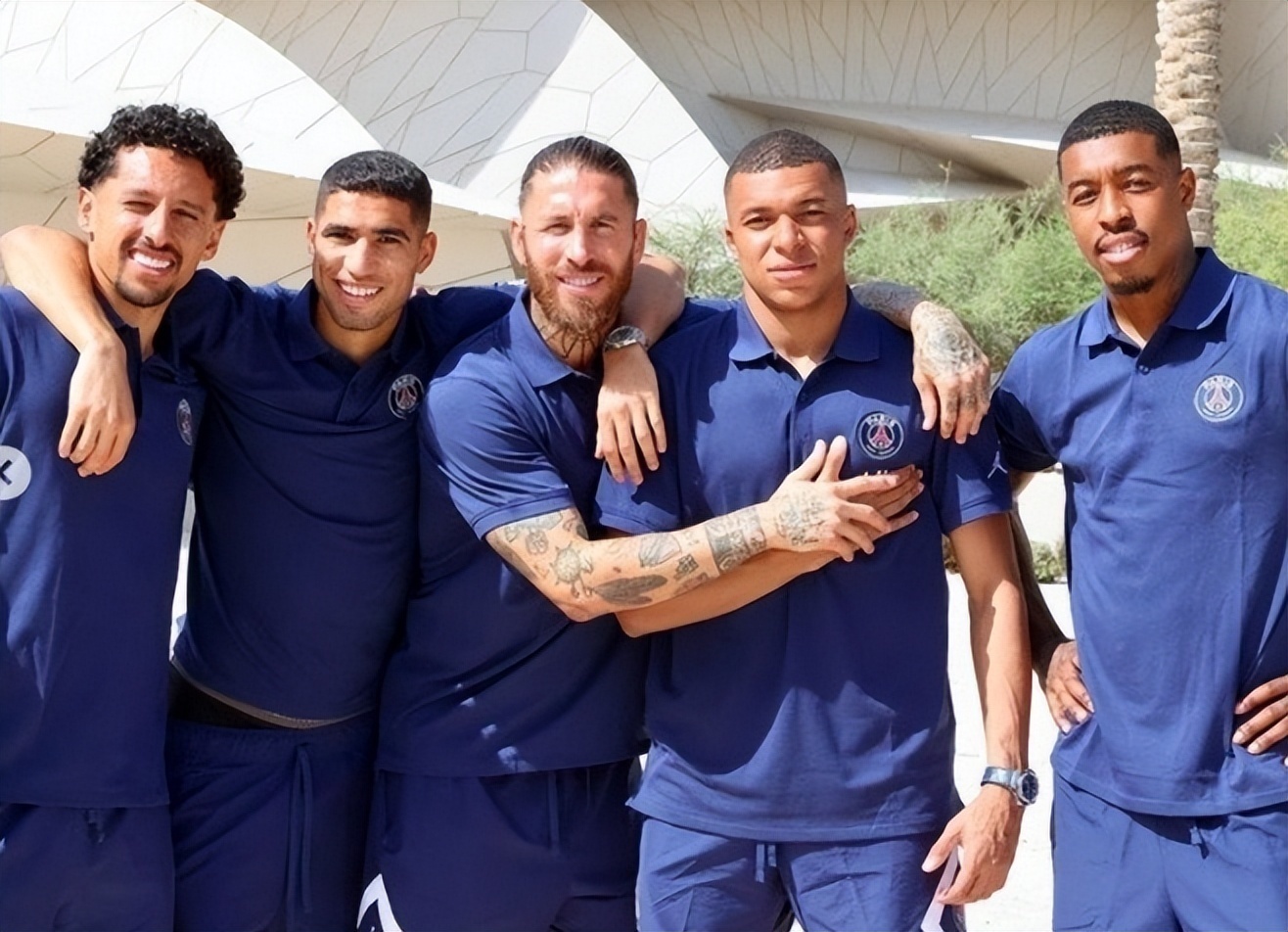 球员直接摊手，态度很明显（球员摊手示意，态度一目了然）