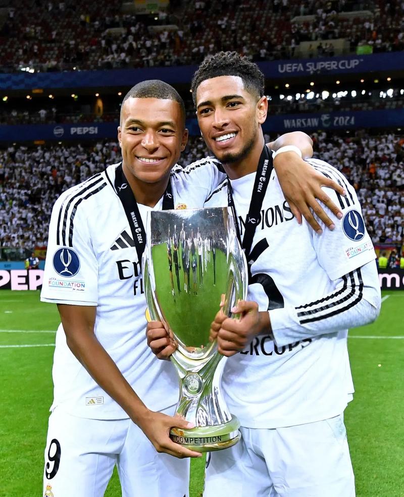 传记作者：莱万年少时常因身材自卑；他与渣叔的关系起初不好